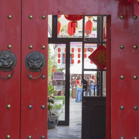 fuorisalone 2024, zona sarpi, centro culturale cinese milano, nella foto un portone rosso dal design asiatico