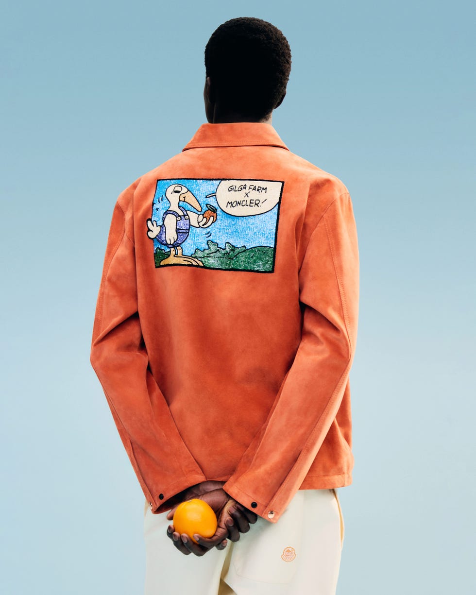 Una chaqueta de gamuza pesada presenta a la mascota Moncler, Monduck, sosteniendo una naranja, un emblema de la granja Gilga.