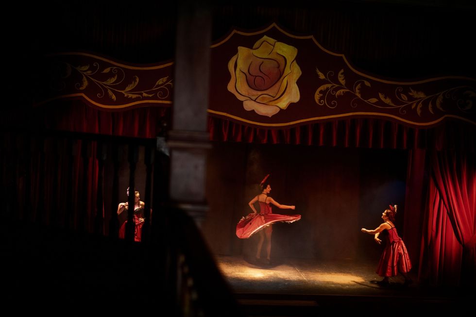 Cancandanseressen treden op in de saloon van de Oasys MiniHollywood bij Tabernas Spanje