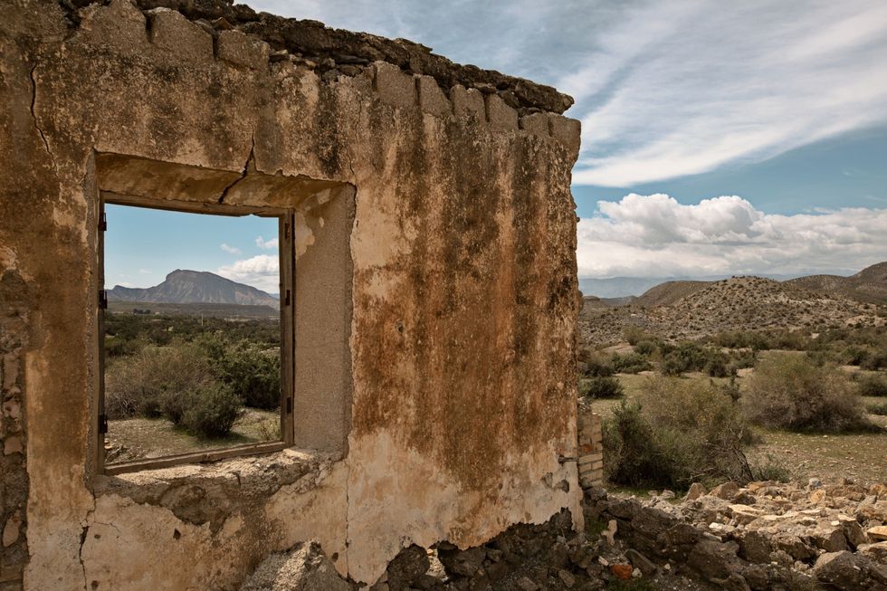 Gidsen leiden toeristen rond langs vervallen westernfilmsets in de woestijn van Tabernas in het diepe zuiden van Spanje
