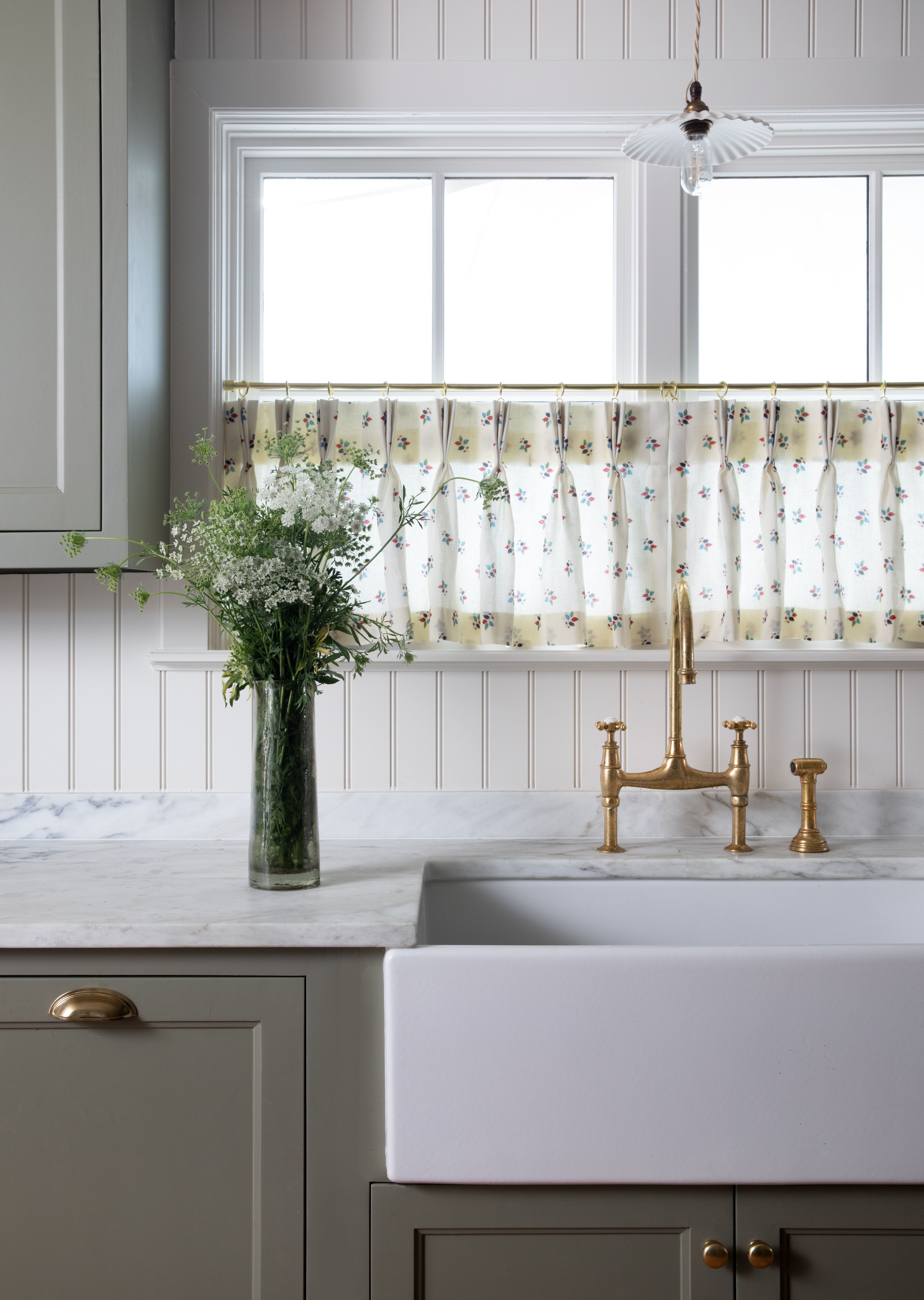 cocina con cortinas a media ventana