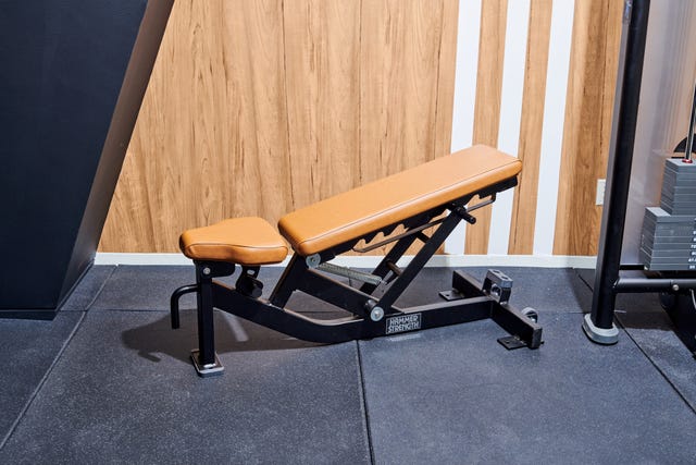 https://hips.hearstapps.com/hmg-prod/images/mhl-bench-hammer-stength-277-681a555a158ab.jpg?crop=1.00xw:0.753xh;0,0.161xh&resize=640:*