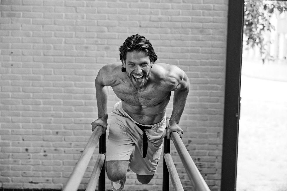 thomas van der vlugt doing triceps workout
