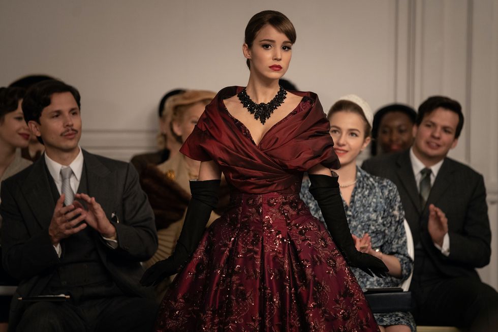 leren Lui anker How 'Mrs. Harris Goes To Paris' Brought a Retro Dior Runway Moment to Life