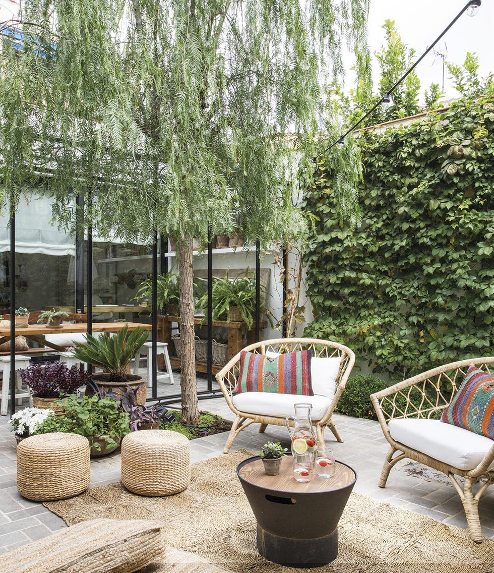 casa premia reformada patio con butacas de fibra