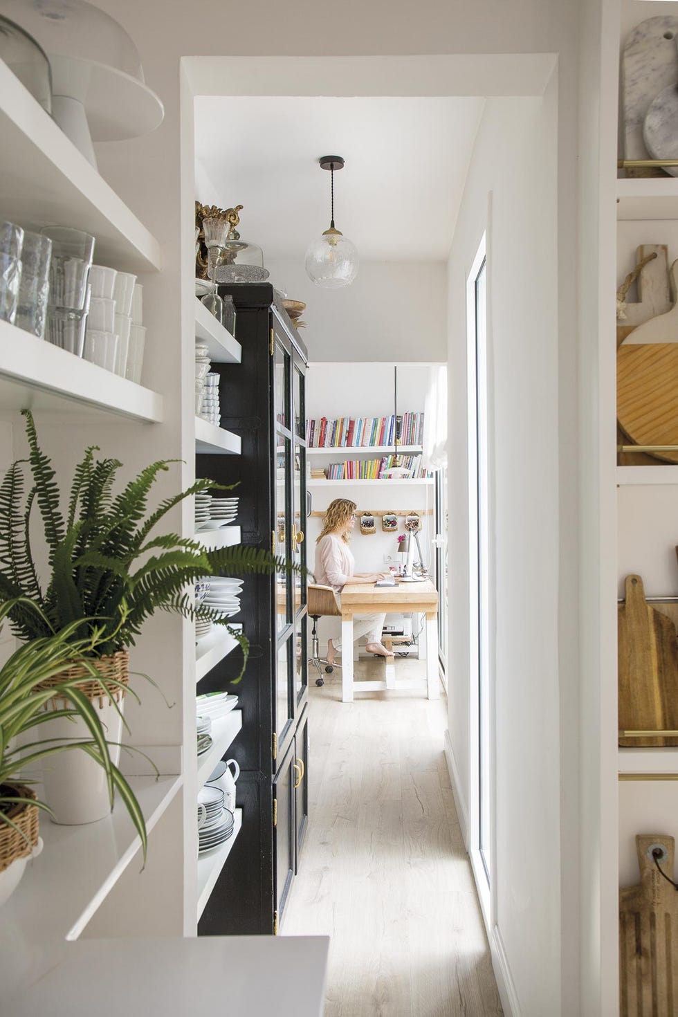 casa premia reformada pasillo con luz natural
