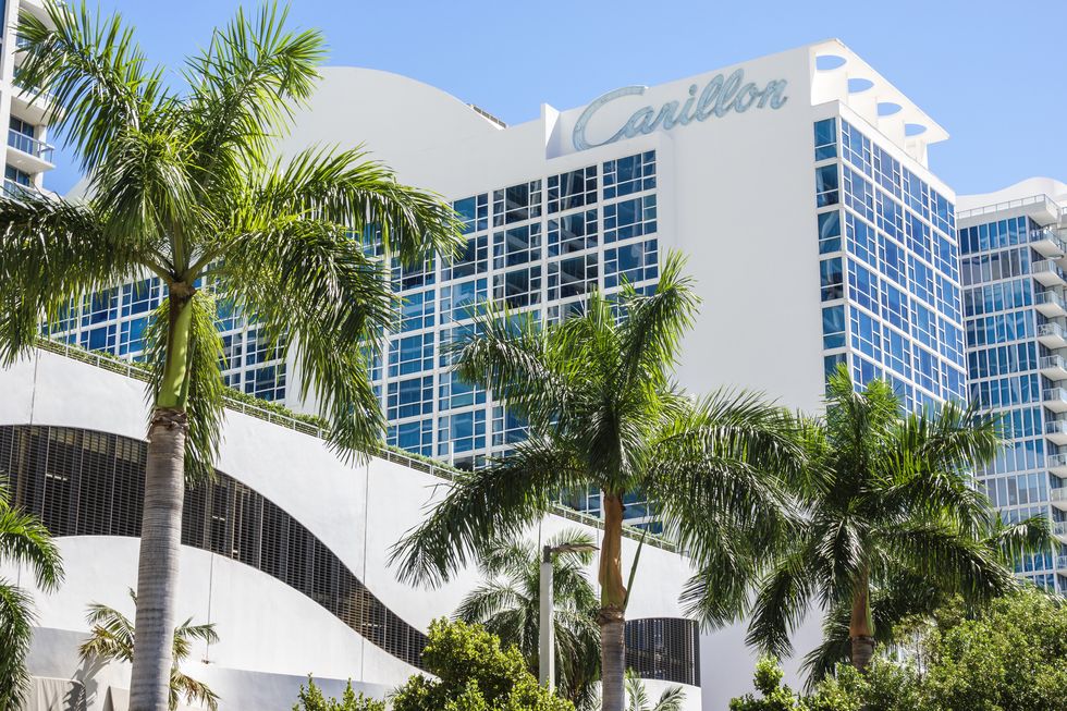 Miami Beach, Florida, Collins Caddesi, binanın dış cephesindeki Carillon Miami Wellness Resort tabelası
