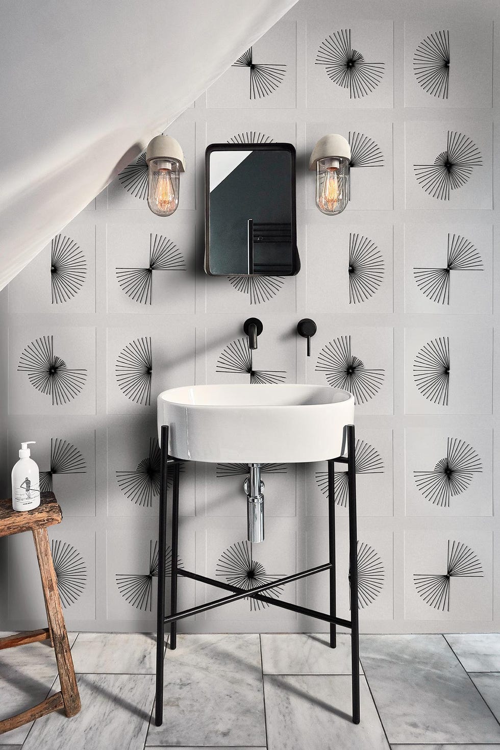 15 baños y aseos empapelados en blanco y negro (y un montón de papeles  pintados) · 15 amazing black and white wallcoverings in the bathroom -  Vintage & Chic. Pequeñas historias de decoración