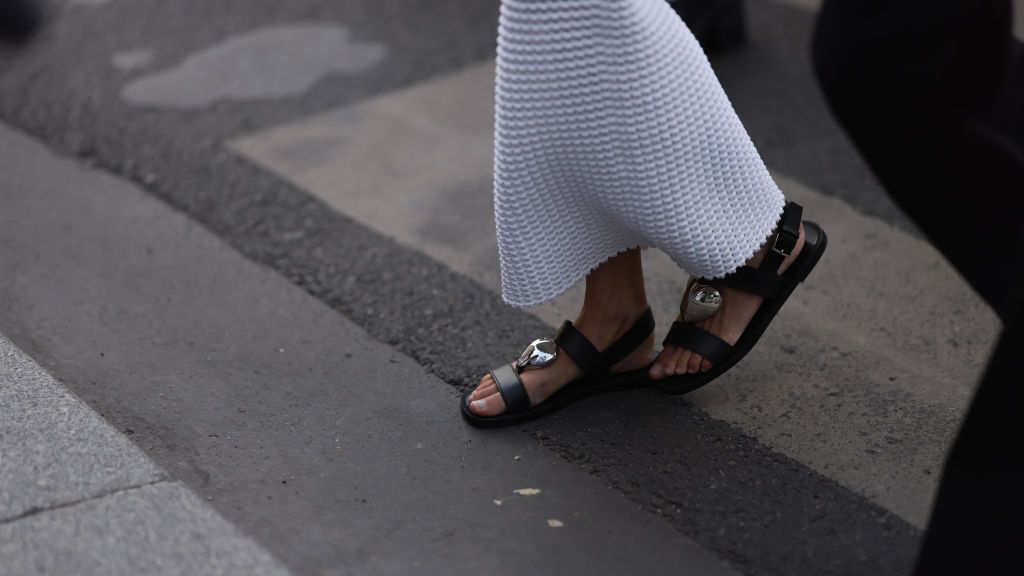 Cómo llevar zapatos planos color negro, según el street style de París  Primavera-Verano 2024