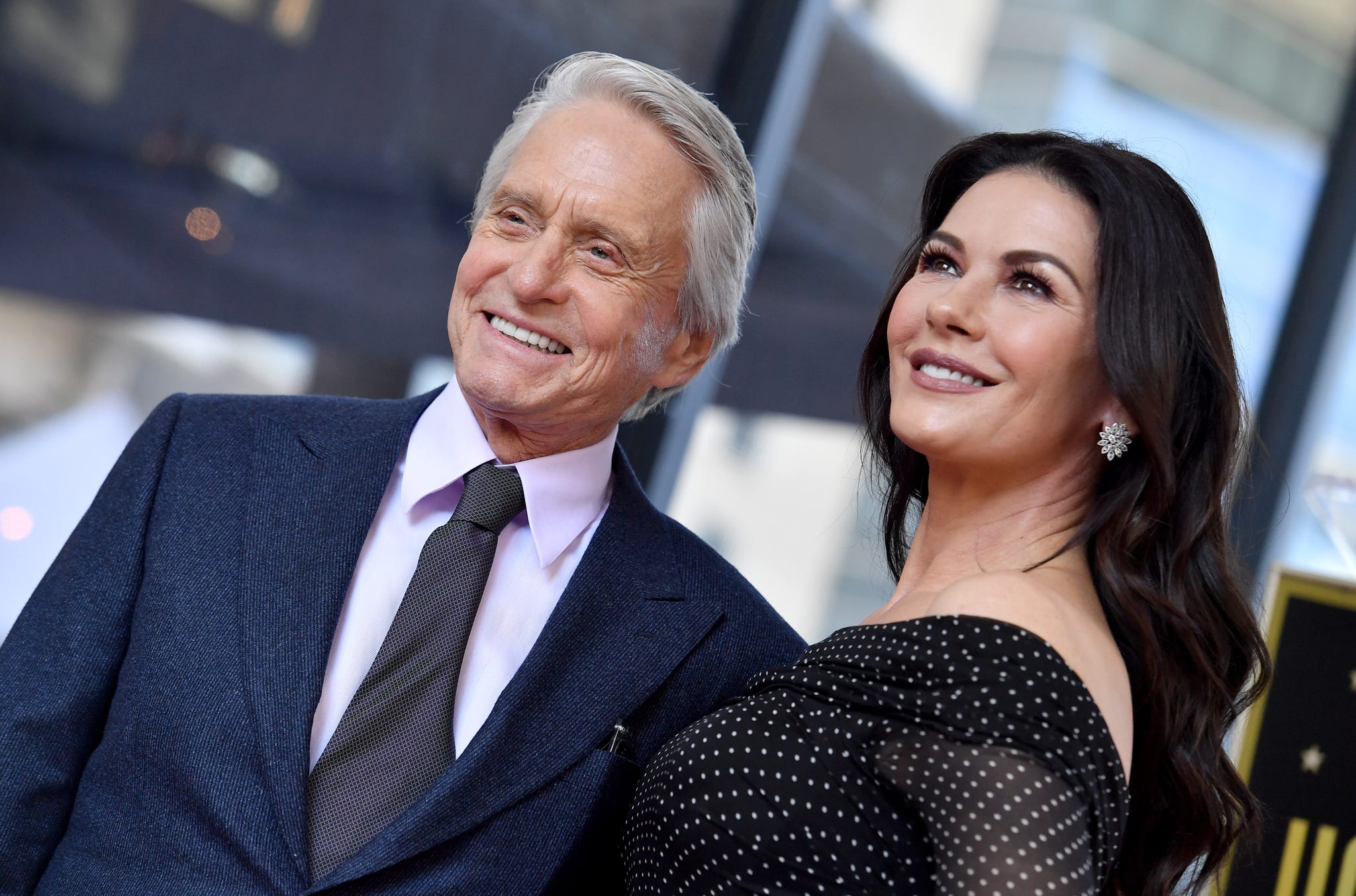 Catherine Zeta-Jones habla sobre las acusaciones de acoso contra Michael  Douglas- Catherine Zeta-Jones explica cómo se sintió con las acusaciones de  acoso sexual contra su marido