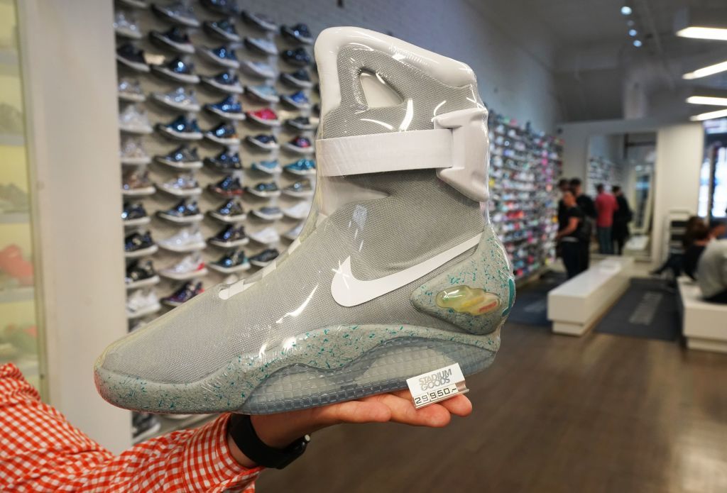 pérdida compañero padre Las Nike de 'Regreso al futuro' a la venta (para millonarios) - Las  zapatillas Nike de 'Regreso al futuro' cuestan 50.000 euros