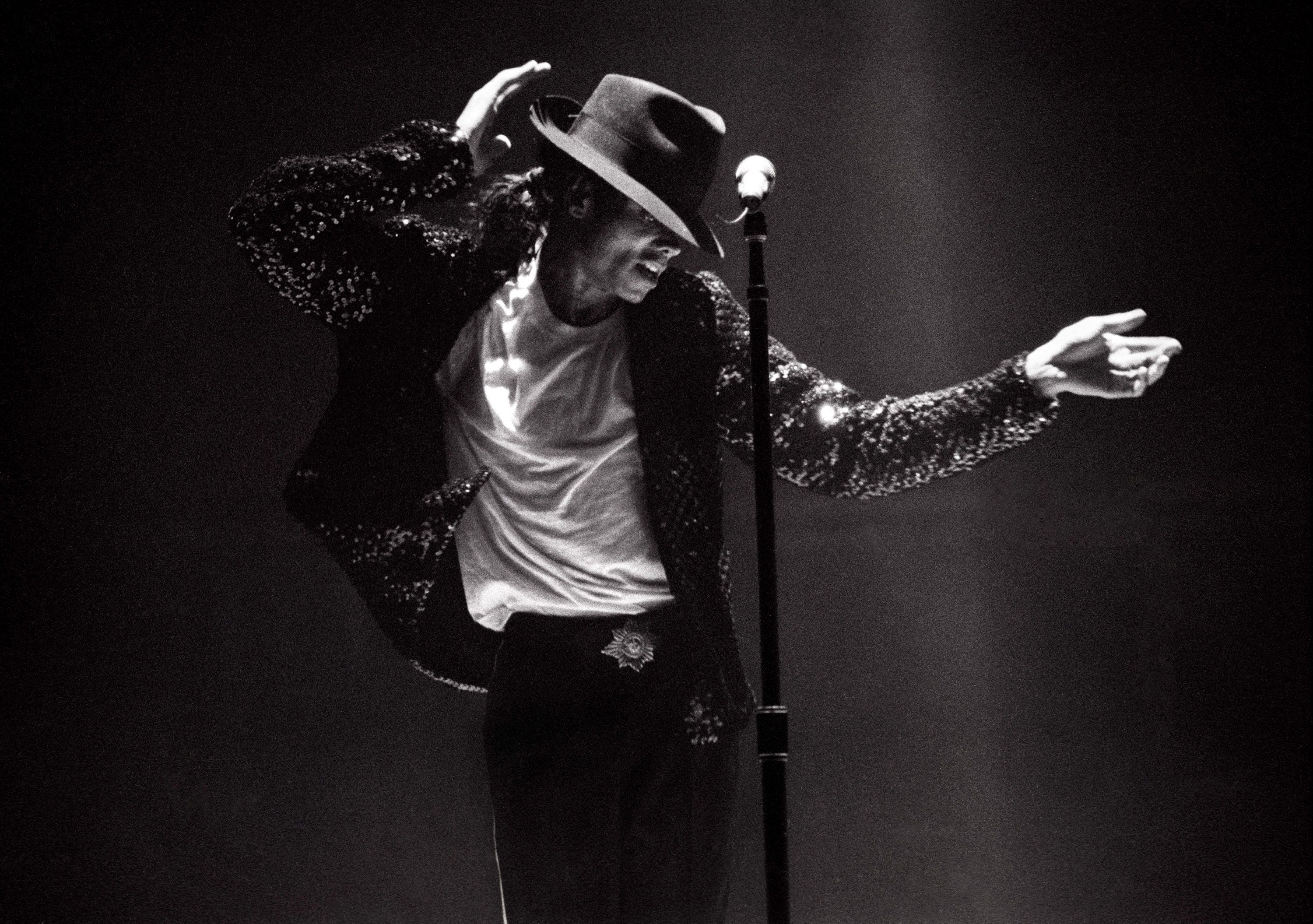 Michael Jackson: Biography, Musician, Dancer