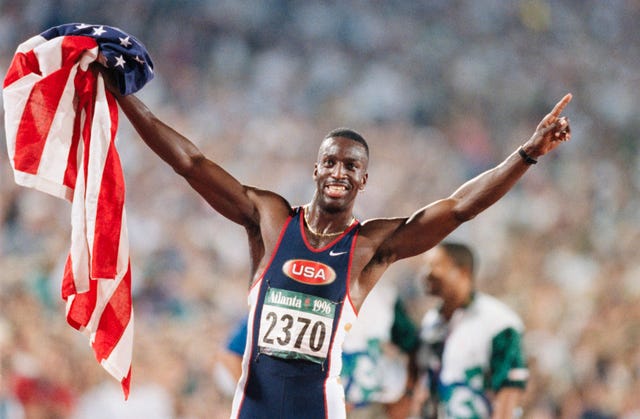 michael johnson celebra su oro olímpico en los 200 metros en atlanta