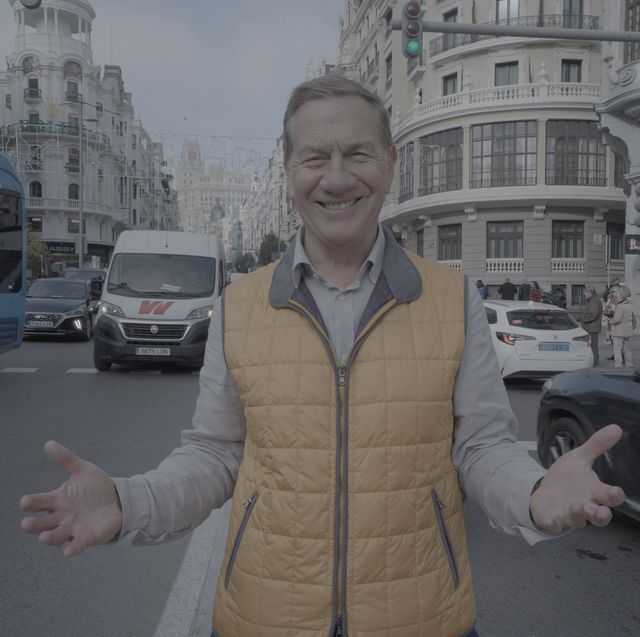 michael portillo's weekend journey s1 ep1 madrid michael portillo standing in the middle of the grand via