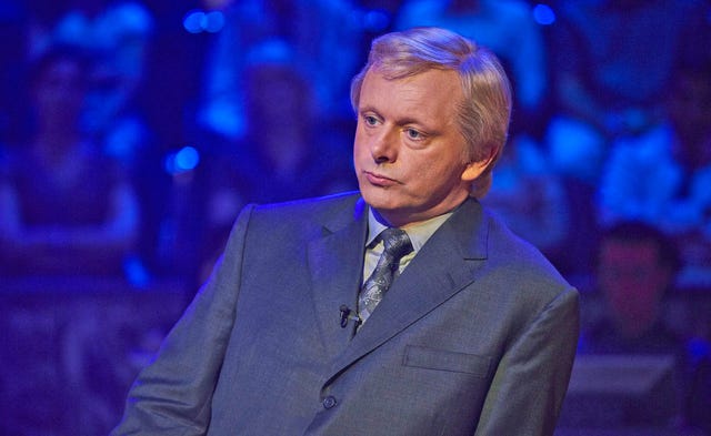 michael sheen en el plató del concurso ¿quién quiere ser millonario, caracterizado como su presentador chris tarrant
