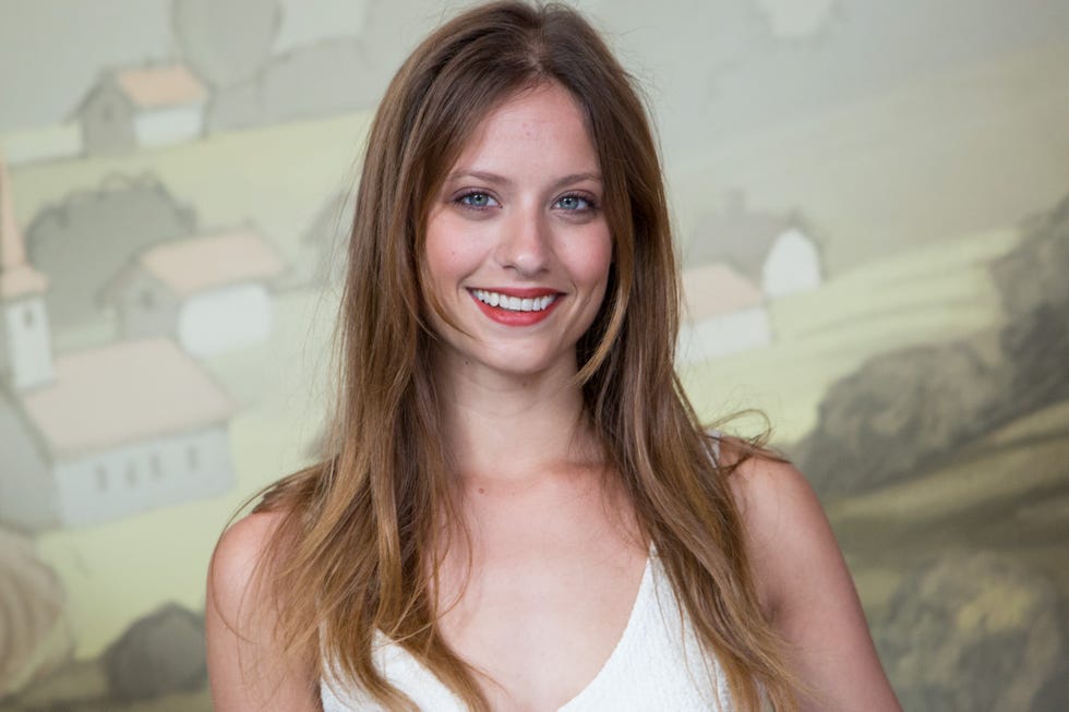 la actriz michelle jenner posando sonriendo con una blusa blanca