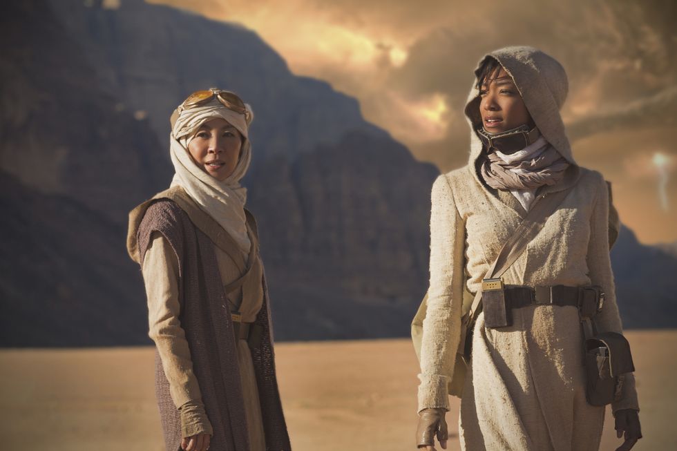 Michelle Yeoh and Sonequa Martin-Green in Star Trek Discovery