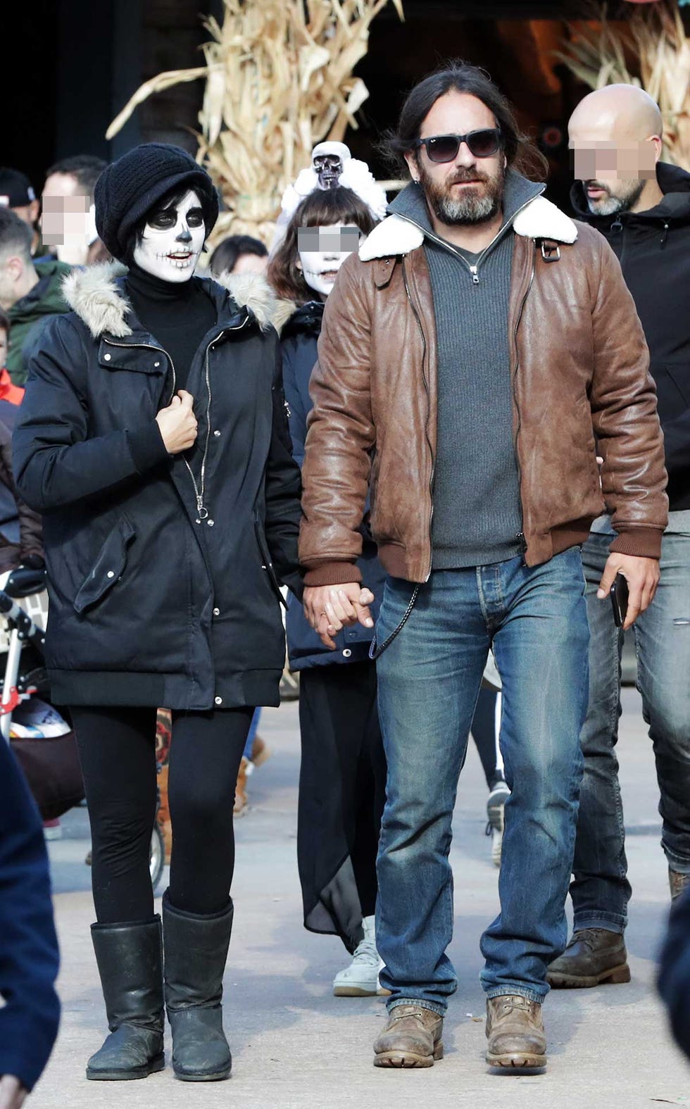 Michelle Jenner, embarazada, de la mano de su novio en el parque Warner