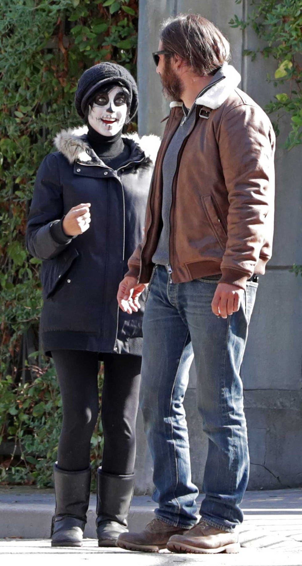 Michelle Jenner, embarazada, pasea con su novio por Parque Warner