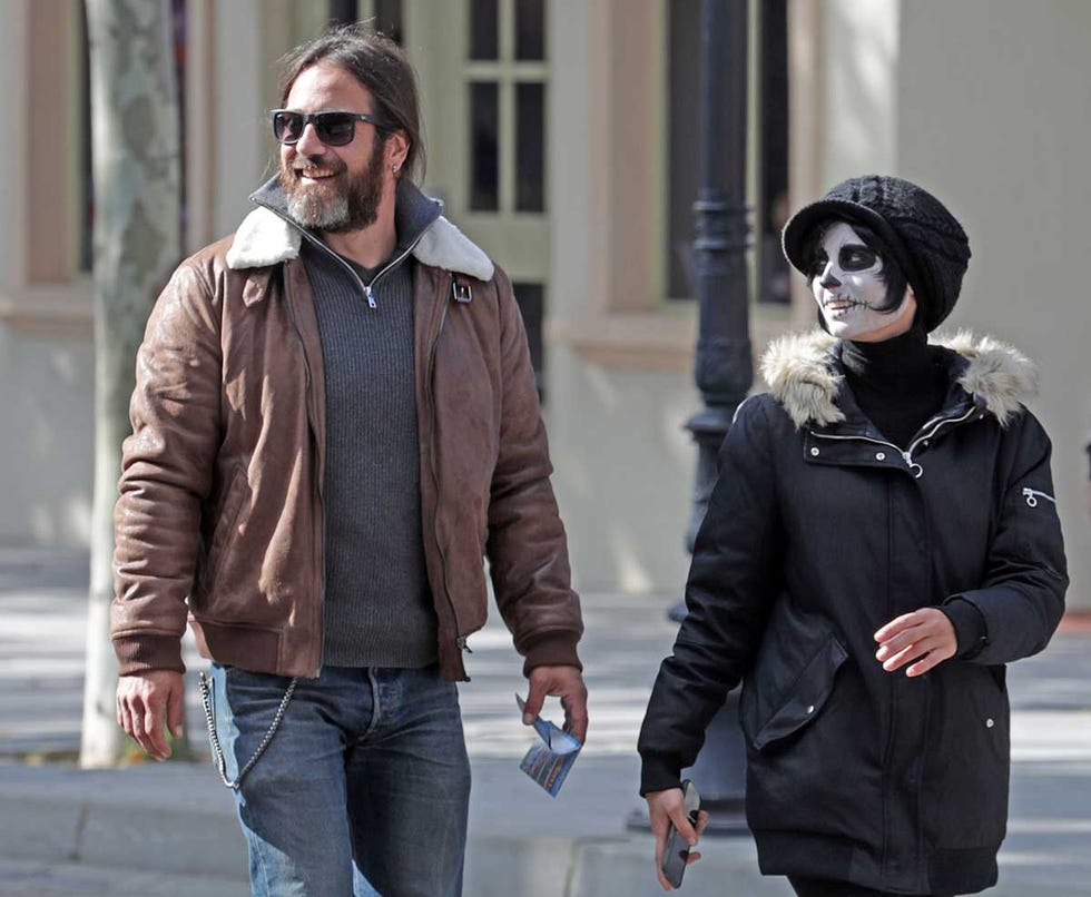 Michelle Jenner, embarazada, pasea con su chico por Parque Warner