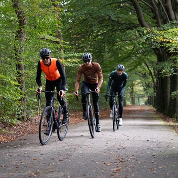 een groep wielrenners op de racefiets