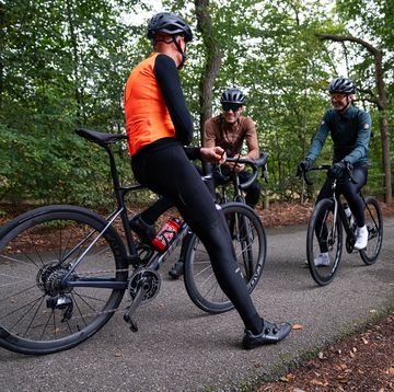 een groep fietsers staat in het bos