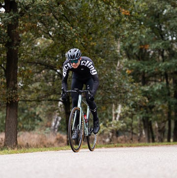 een wielrenner sprint op zijn racefiets