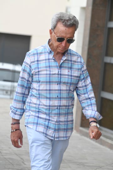 jose ortega cano, gloria camila, jose fernando, rocio flores y el resto de la familia ortega mohedano en el entierro de michu tras su muerte
