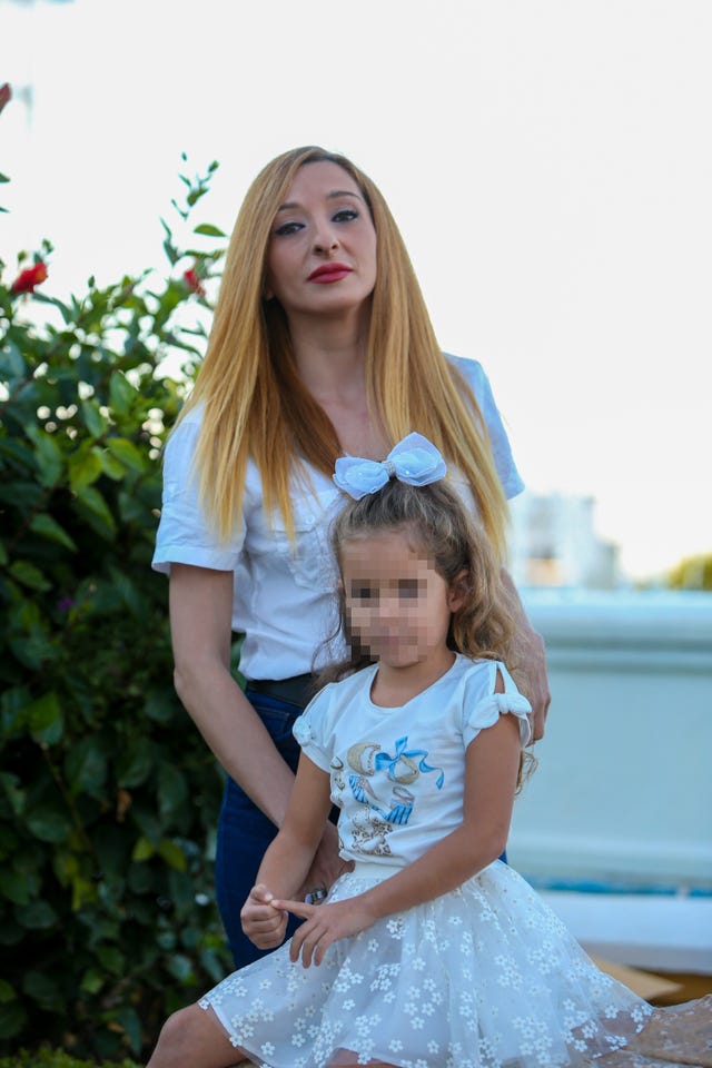 michu y su hija rocio en una foto de archivo