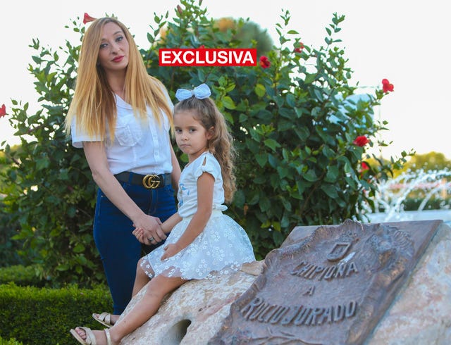 la novia de josé fernando posa con la hija de ambos posa en la localidad gaditana