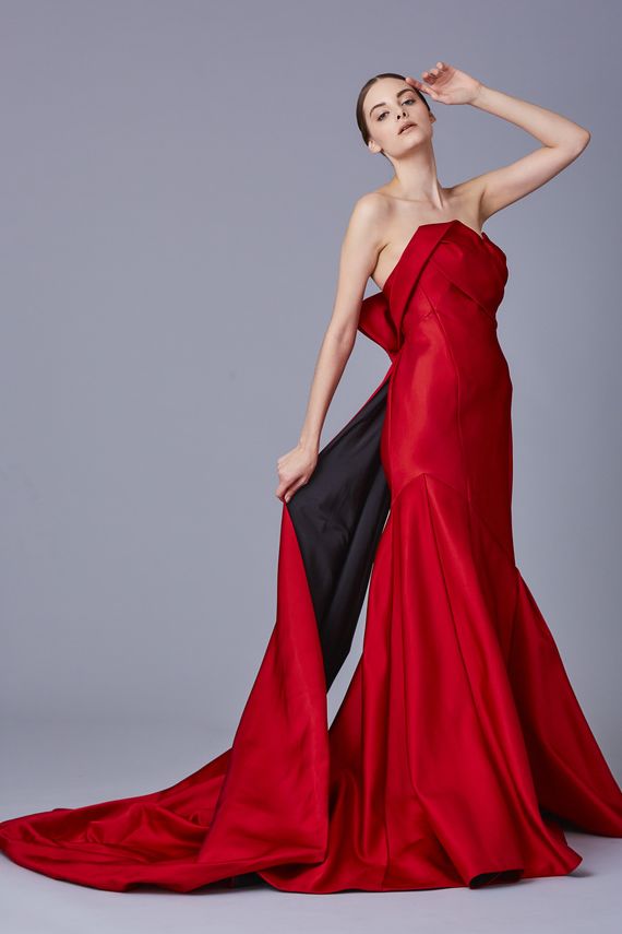 ミーチェの赤いマーメイドドレスを着たモデルの写真。