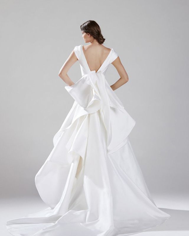 立体的なバックトレーンが美しいミーチェのドレスを着たモデル。