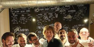 mick jagger con el chef rafa zafra y su equipo en el restaurante estimar de barcelona