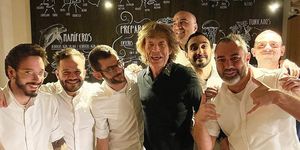 mick jagger con el chef rafa zafra y su equipo en el restaurante estimar de barcelona
