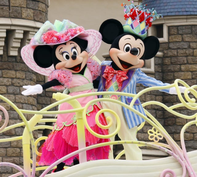 Mickey (R) and Minnie Mouse perform on a迪士尼新冠肺炎