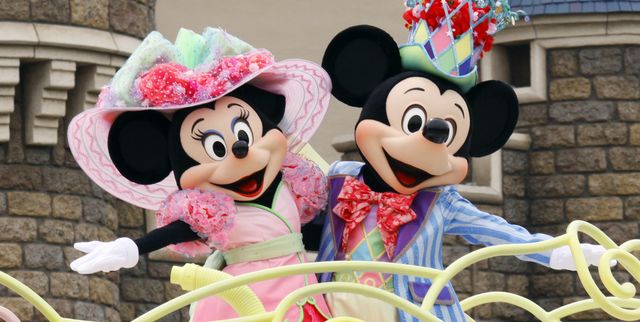 Mickey (R) and Minnie Mouse perform on a迪士尼新冠肺炎