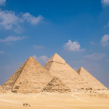 het plateau van giza met links de piramide van menkaoere