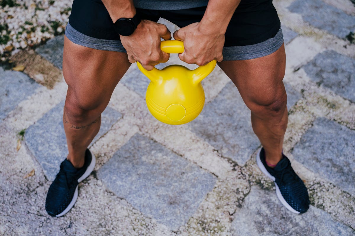 Kettlebell swing', por qué deberías incluir este ejercicio con pesas rusas  en tu rutina de fuerza