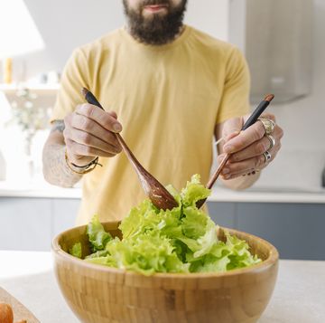 hombre preparando ensalada