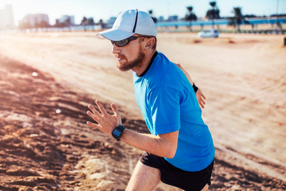 hombre corriendo con gorra bajo el sol