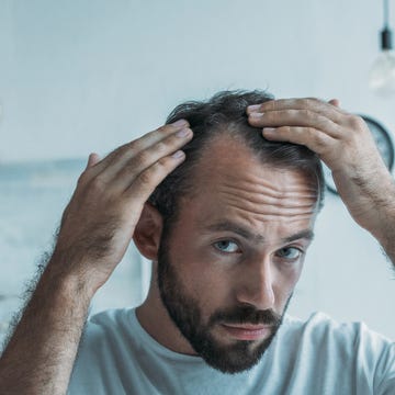 薄毛に悩む男性が鏡越しにヘアチェック