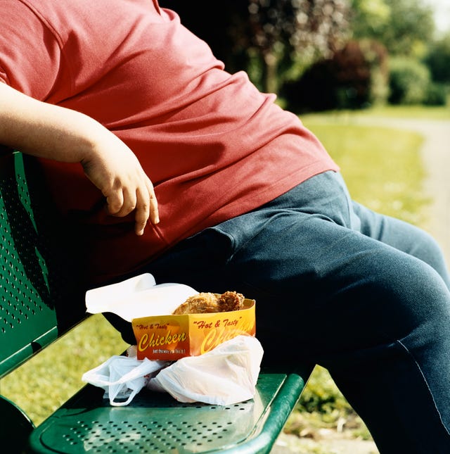 hombre obeso con comida basura