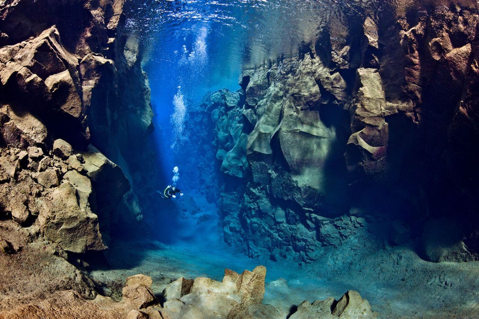 Verken de Silfraspleet in het Nationale Park van Thingvellir met een opwindende duik in deze ondergelopen kloof tussen de NoordAmerikaanse en Euraziatische tektonische platen
