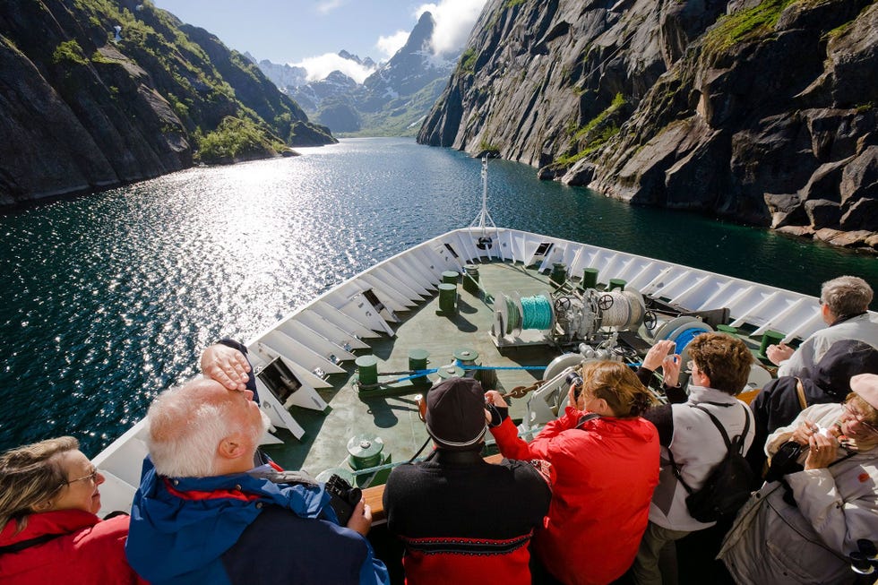 Verken de noordelijke stadjes van de Lofoten en Troms in Noorwegen en verlies je in een van de mooiste landschappen van Europa In het late voorjaar en de zomer gaat de zon hier niet onder en dus is dit de beste tijd van het jaar om op een cruise of een kajaktocht door de fjorden van het uitzicht te genieten