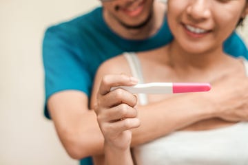 pareja con test de embarazo positivo