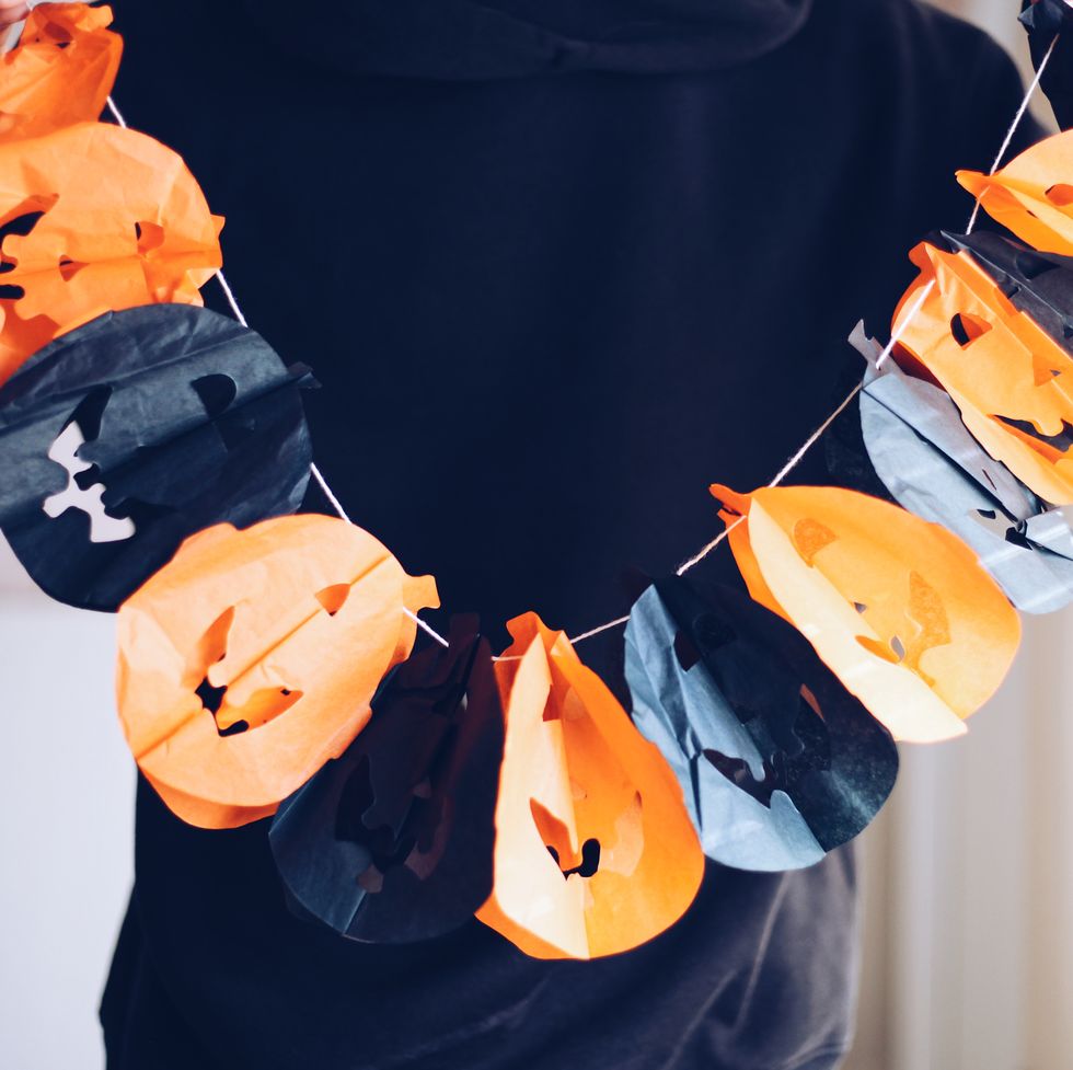halloween trivia string of black and orange pumpkin cut outs