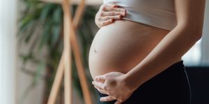 stockfoto van een zwangere buik van een vrouw