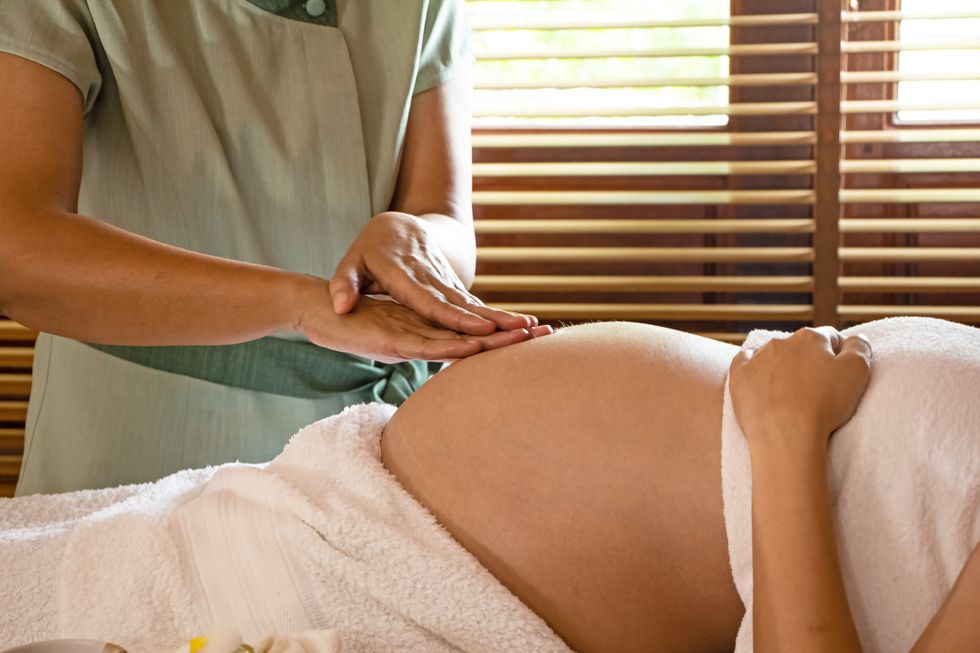 mujer embarazada masaje