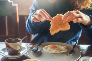 midsection-of-woman-holding-toasted-bread-at-home-royalty-free-image-1611938017.?crop=1.00xw:0.752xh;0,0 أفضل الأنظمة الغذائية لإنقاص الوزن حسب رأي الخبراء