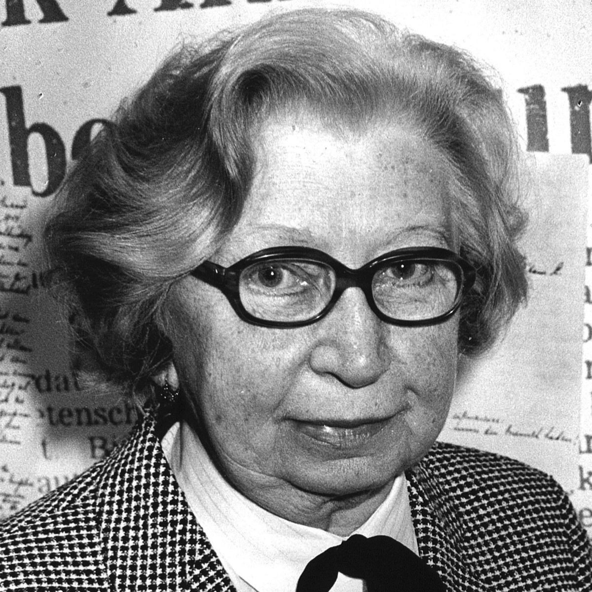 epa01986514 (FILES) A file photo dated 3 June 1986 of Miep Gies  holding the original Diary of Anne Frank.  Giess, the office secretary who defied the Nazi occupiers to hide Anne Frank and her family for two years and saved the teenager's diary, died 11 January 2010, aged 100.  EPA/STF